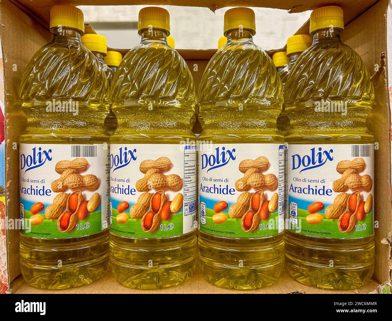 Italien - 13. Januar 2024: Erdnusssamenöl in Plastikflaschen in Kartonschachteln zum Verkauf im italienischen Supermarkt Stockfoto