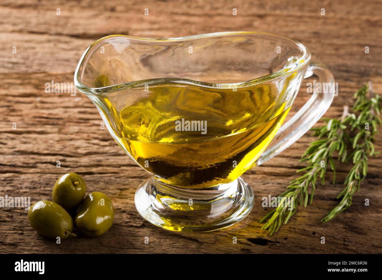 Olivenöl. Behälter mit nativem Olivenöl und Oliven. Stockfoto