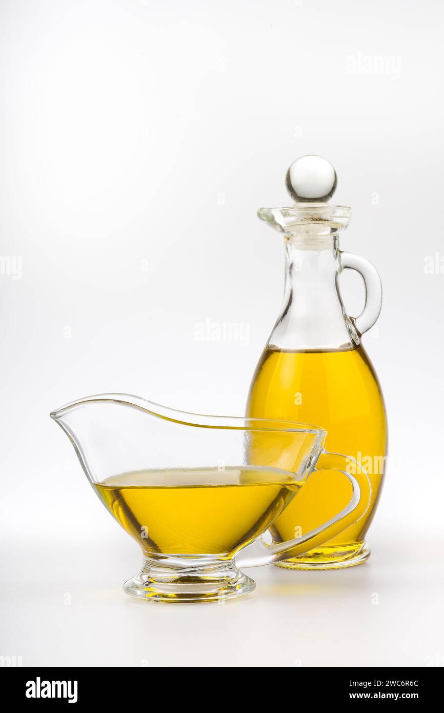 Flasche mit nativem Olivenöl isoliert auf weißem Hintergrund. Stockfoto