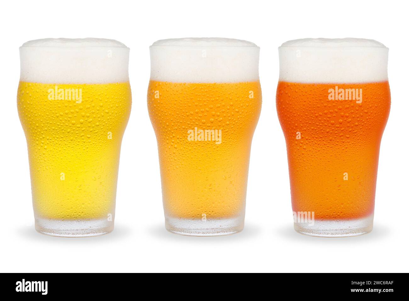 Biergläser mit verschiedenen Biersorten isoliert auf weißem Hintergrund. Stockfoto