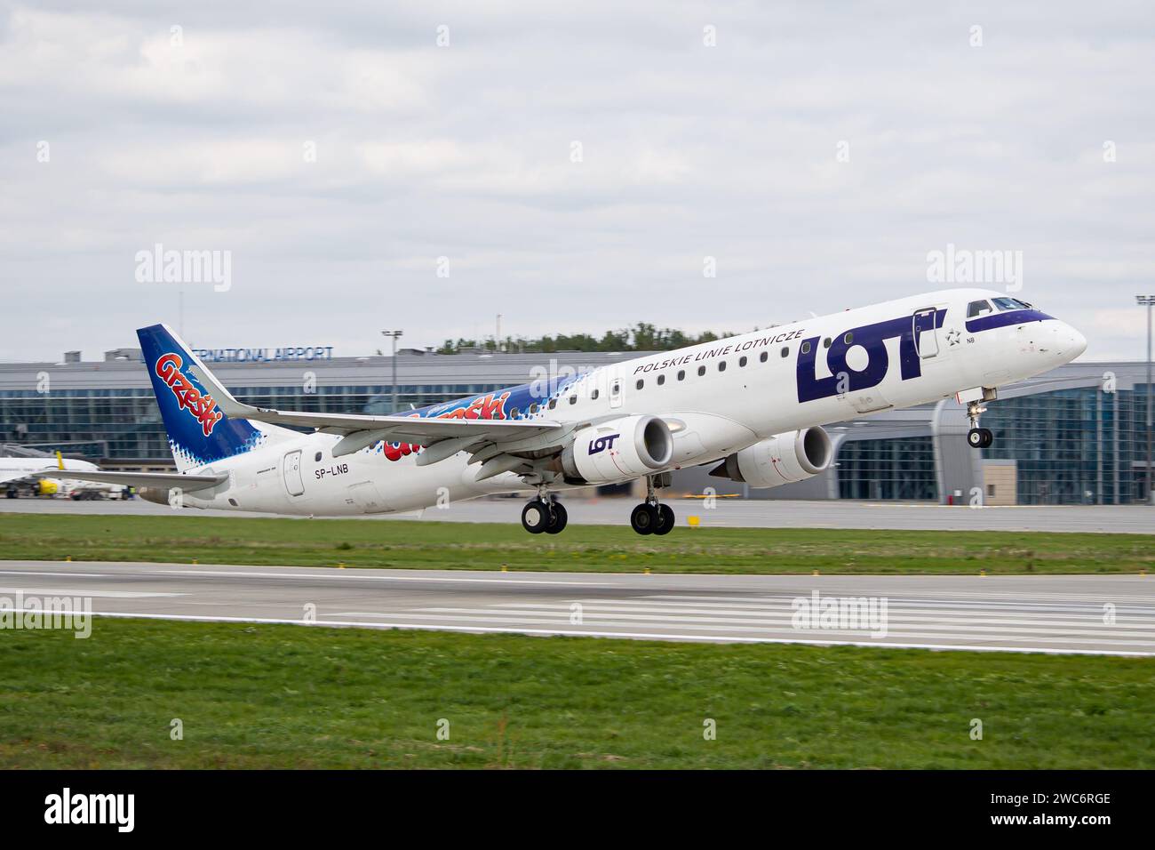 LOT Polish Airlines Embraer E195 in 'Grześki'-Lackierung, die von Lemberg aus startet Stockfoto