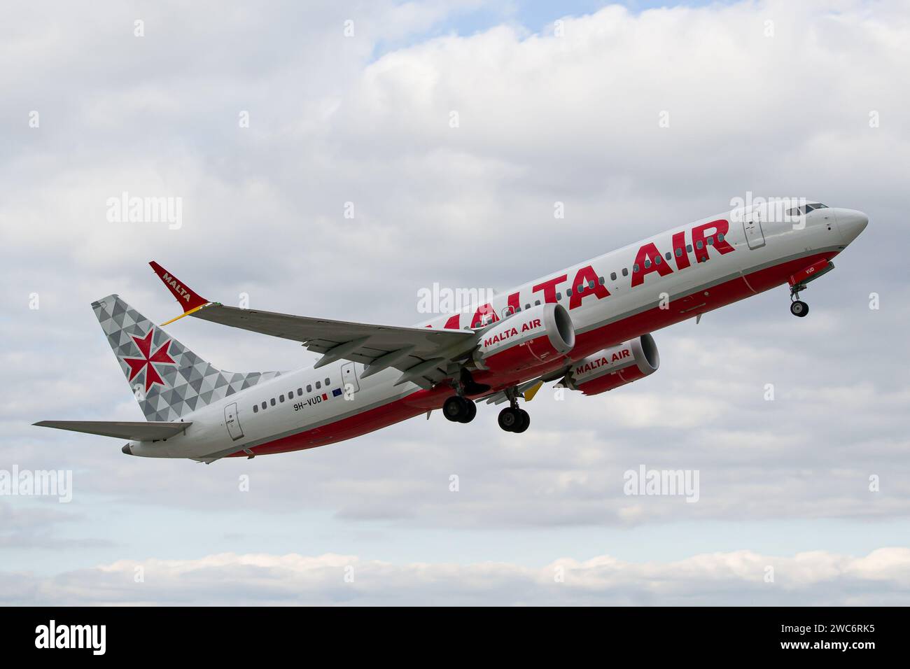 Die Malta Air Boeing 737 MAX 8-200 der Billigfluggesellschaft Ryanair startet vom Flughafen Lemberg Stockfoto