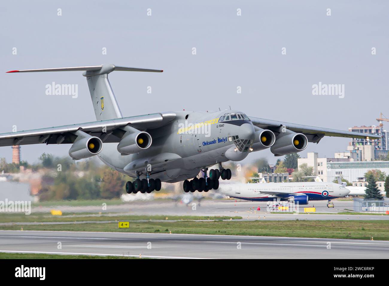 Iljushyn Il-76 der ukrainischen Streitkräfte starteten von Lwiw mit dem kanadischen Airbus A310 (CC150 Polaris) im Hintergrund Stockfoto