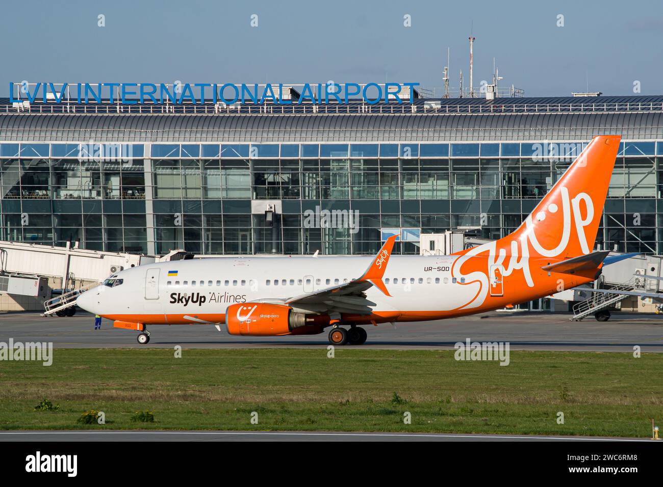 Die Skyup Airlines Boeing 737-700 der ukrainischen Fluggesellschaft fährt zum Start von Lemberg Stockfoto