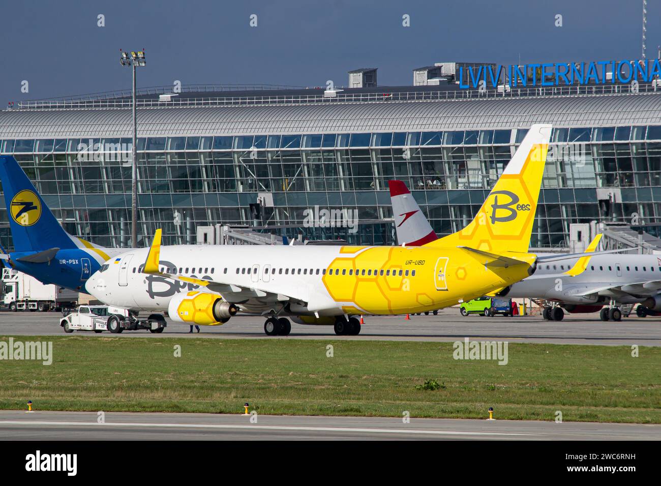 Die ukrainische Bienenfluggesellschaft Boeing 737-800 wird wegen Rollens am Flughafen Lemberg zurückgeschoben Stockfoto