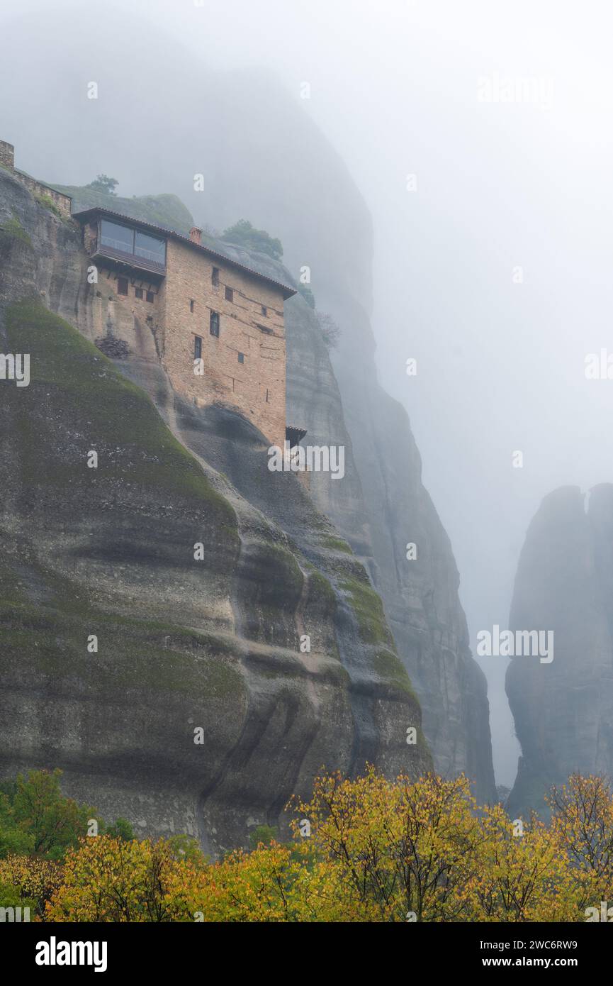 Blick auf das Heilige Kloster des Heiligen Nikolaus Anapafsas in Meteora, Griechenland Stockfoto