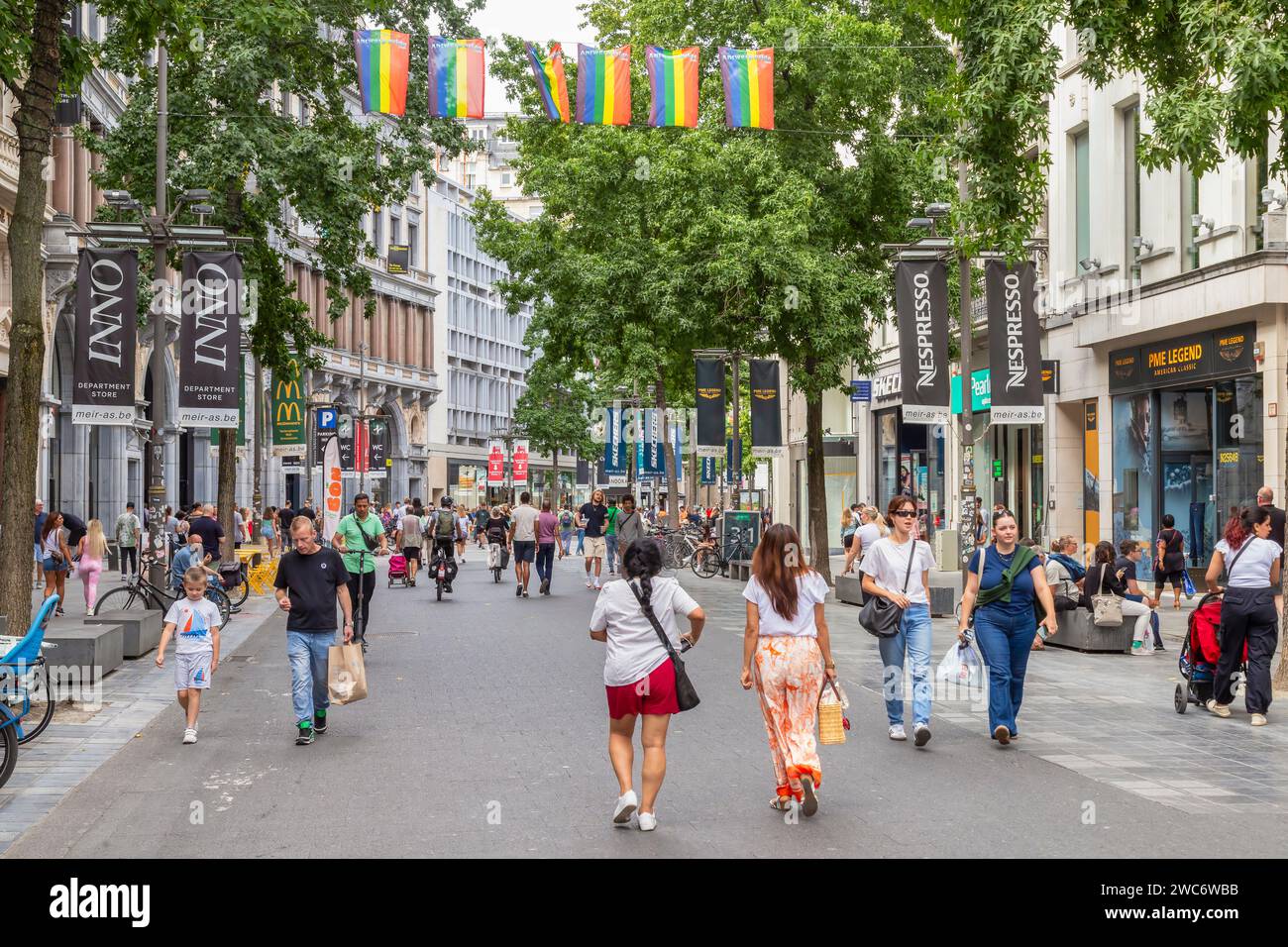 Einkaufsmöglichkeiten in der beliebten Einkaufsstraße de Meir im Zentrum von Antwerpen. Stockfoto