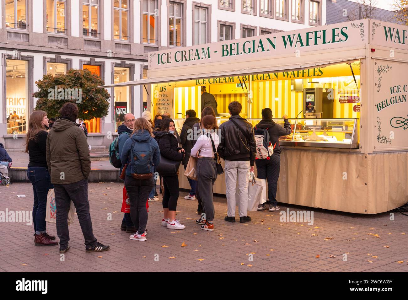 In Antwerpen stehen die Leute für die köstlichen belgischen Waffeln an. Stockfoto