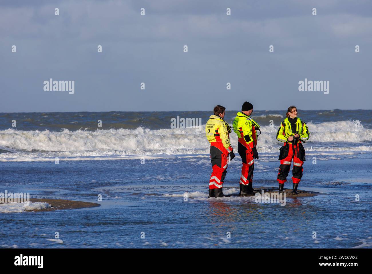 Rettungsschwimmer in Überlebensanzügen beim Neujahrsschwimmen in Domburg auf Walcheren, Zeeland, Niederlande. ###NUR REDAKTIONELLE VERWENDUNG### Rettungsschwimmer in Stockfoto