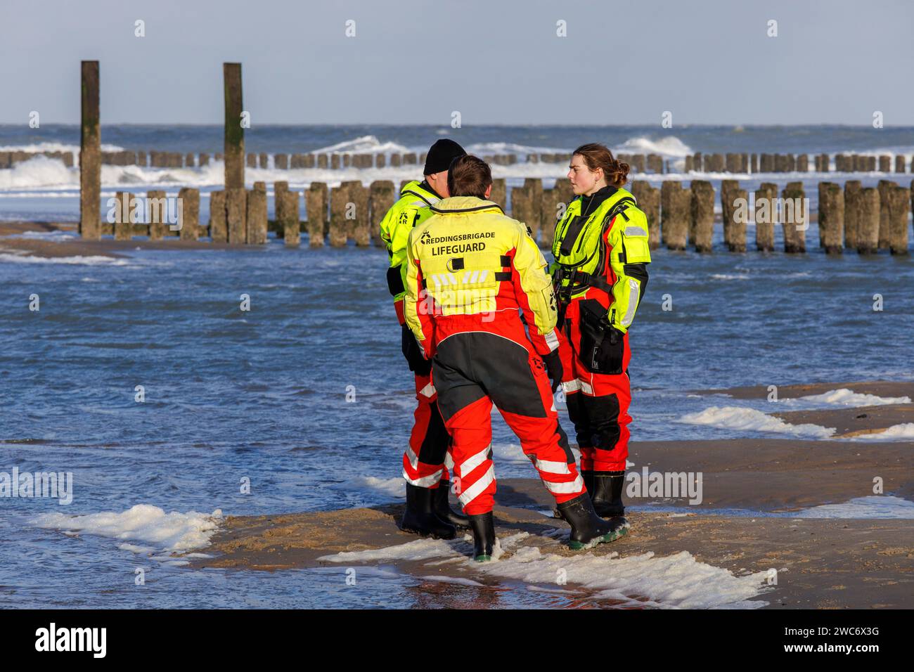 Rettungsschwimmer in Überlebensanzügen beim Neujahrsschwimmen in Domburg auf Walcheren, Zeeland, Niederlande. ###NUR REDAKTIONELLE VERWENDUNG### Rettungsschwimmer in Stockfoto