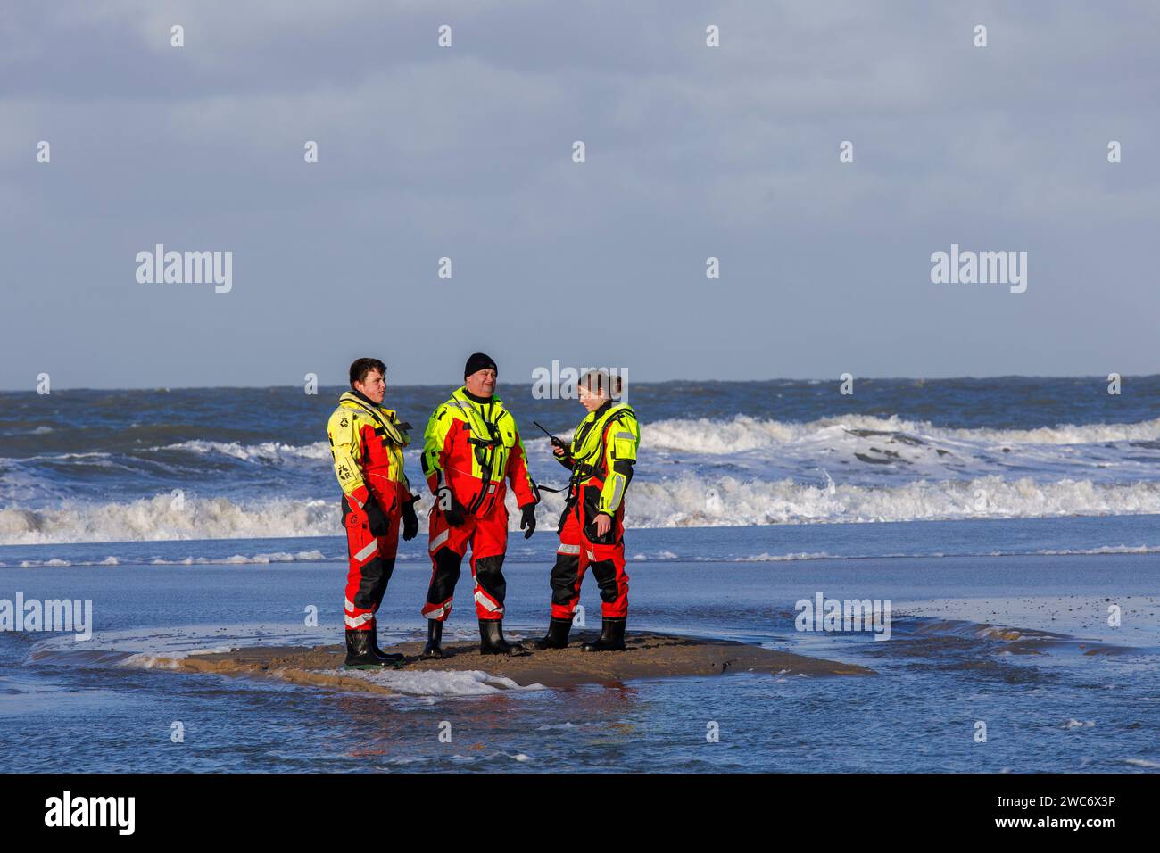 Rettungsschwimmer in Überlebensanzügen beim Neujahrsschwimmen in Domburg auf Walcheren, Zeeland, Niederlande. ###NUR REDAKTIONELLE VERWENDUNG### Rettungsschwimmer in Stockfoto