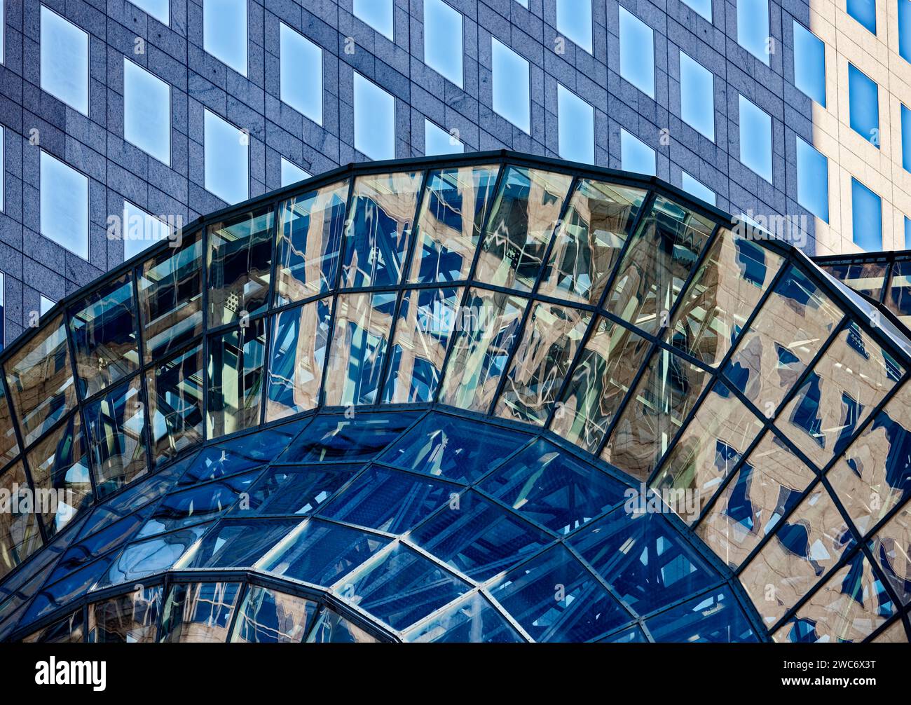 Das von César Pelli entworfene Winter Garden Atrium des Brookfield Place ist ein glasgerahmtes Einkaufszentrum mit erstklassigen Einkaufsmöglichkeiten, Restaurants und Kunstinstallationen. Stockfoto