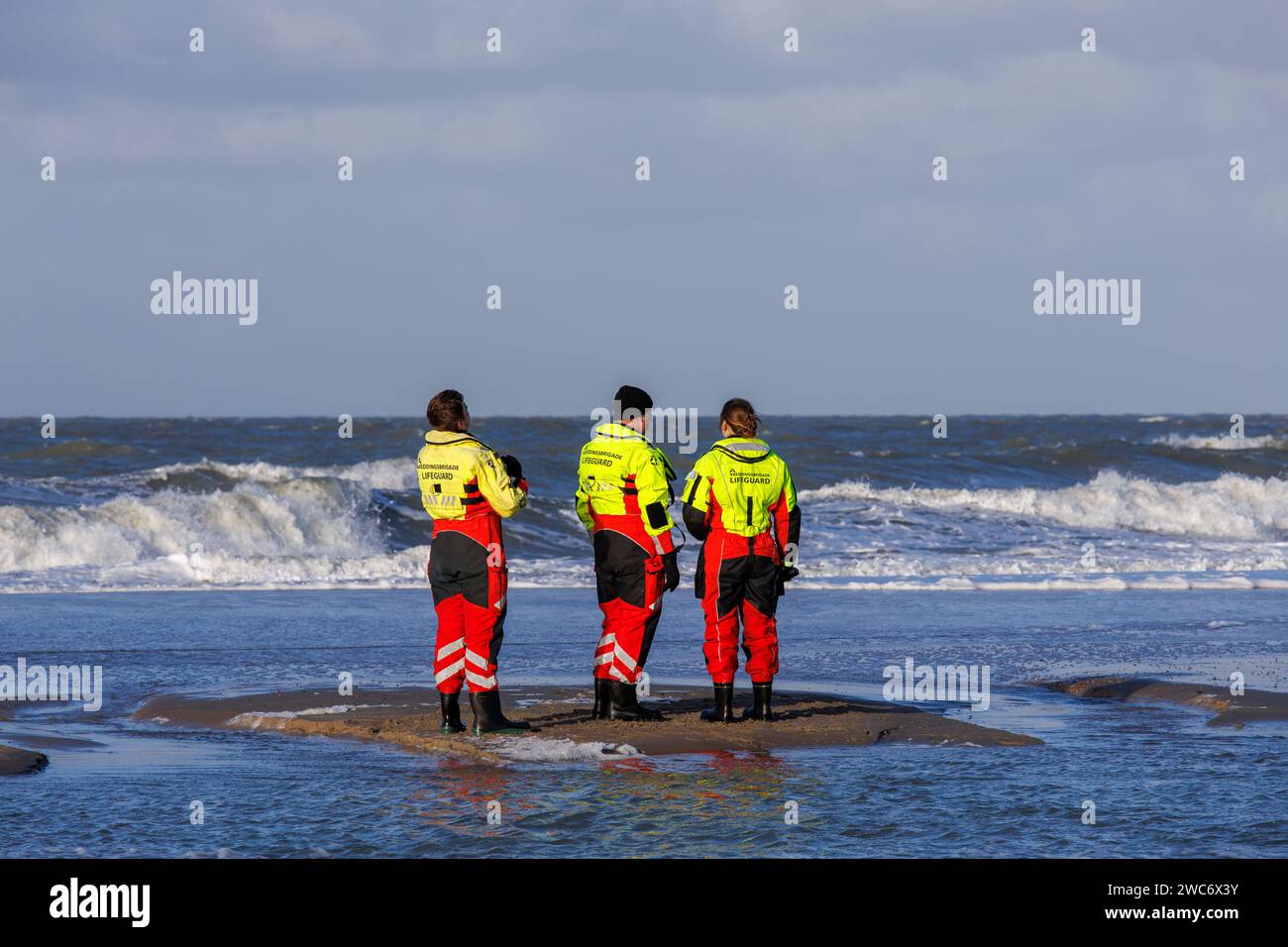 Rettungsschwimmer in Überlebensanzügen beim Neujahrsschwimmen in Domburg auf Walcheren, Zeeland, Niederlande. ###NUR REDAKTIONELLE VERWENDUNG### Rettungsschwimmer in Stockfoto