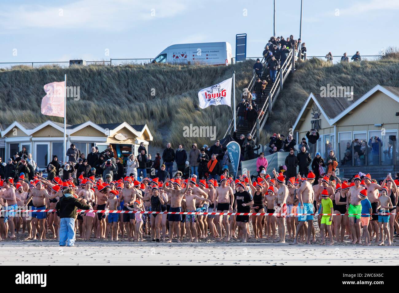 Neujahrsschwimmen in Domburg auf Walcheren, die Teilnehmer stehen an, um ins Wasser zu springen, Zeeland, Niederlande. ###NUR REDAKTIONELLE VERWENDUNG### NEUJAHRSSC Stockfoto