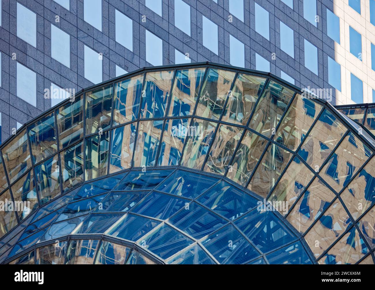 Das von César Pelli entworfene Winter Garden Atrium des Brookfield Place ist ein glasgerahmtes Einkaufszentrum mit erstklassigen Einkaufsmöglichkeiten, Restaurants und Kunstinstallationen. Stockfoto