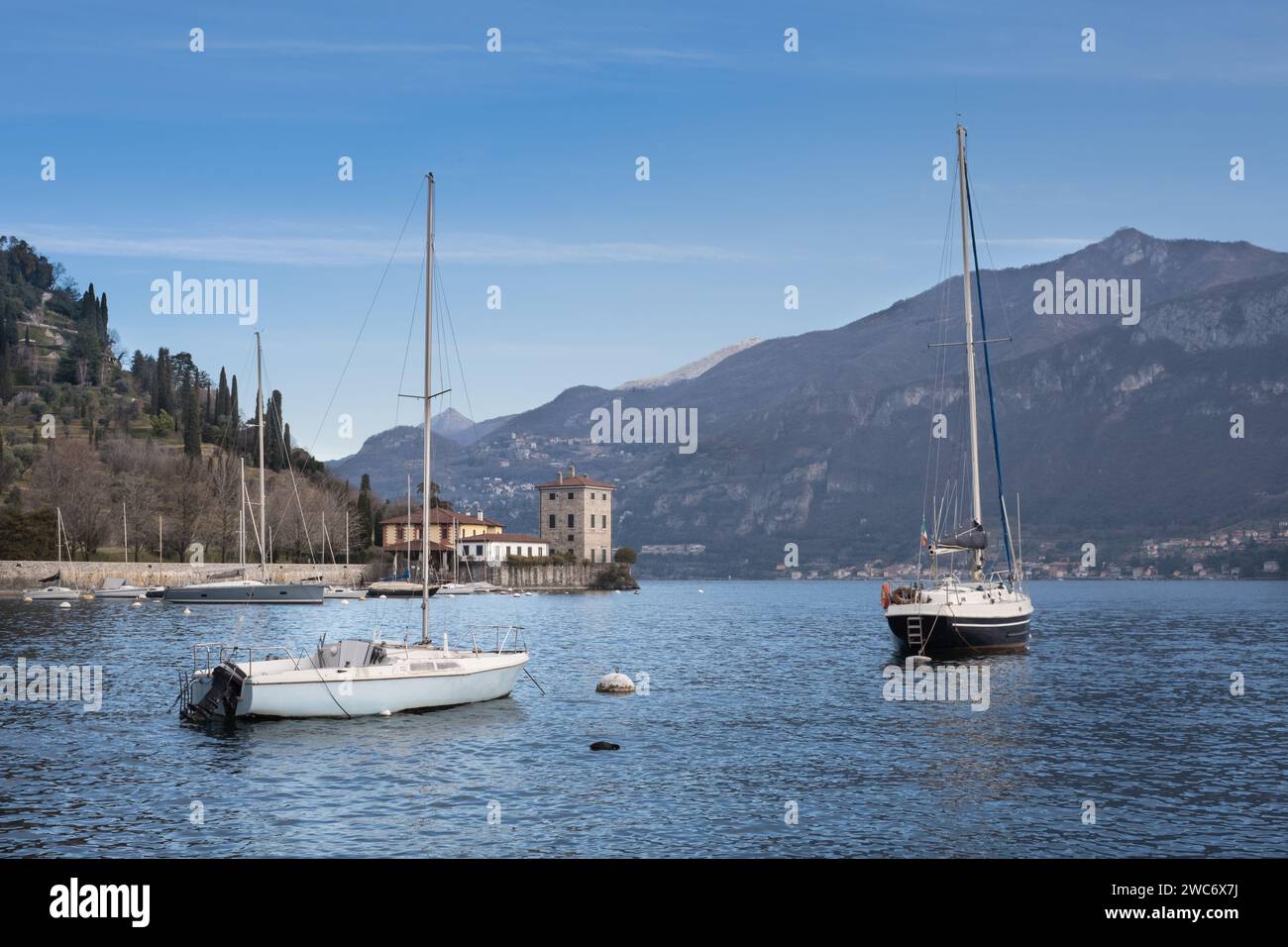 Ein Blick auf die kleine Bucht von Pescallo, ein malerischer Teil der Stadt Bellagio am Comer See in Norditalien Stockfoto