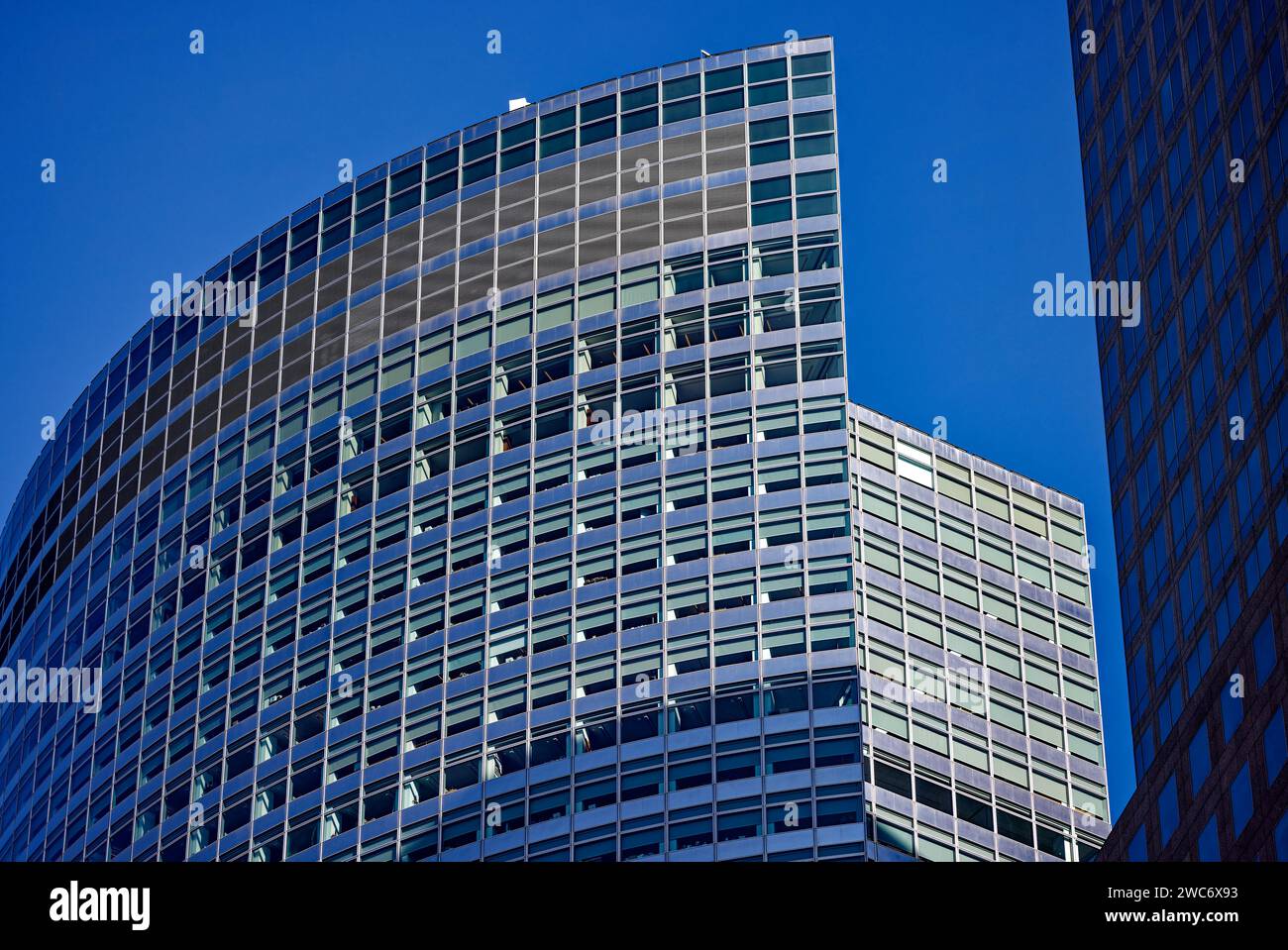 Henry Cobb entwarf den Goldman Sachs Tower in zwei Abschnitten und einer gekrümmten Fassade, um die für die Zonierung vorgeschriebenen Höhen- und Sichtlinien einzuhalten. Stockfoto