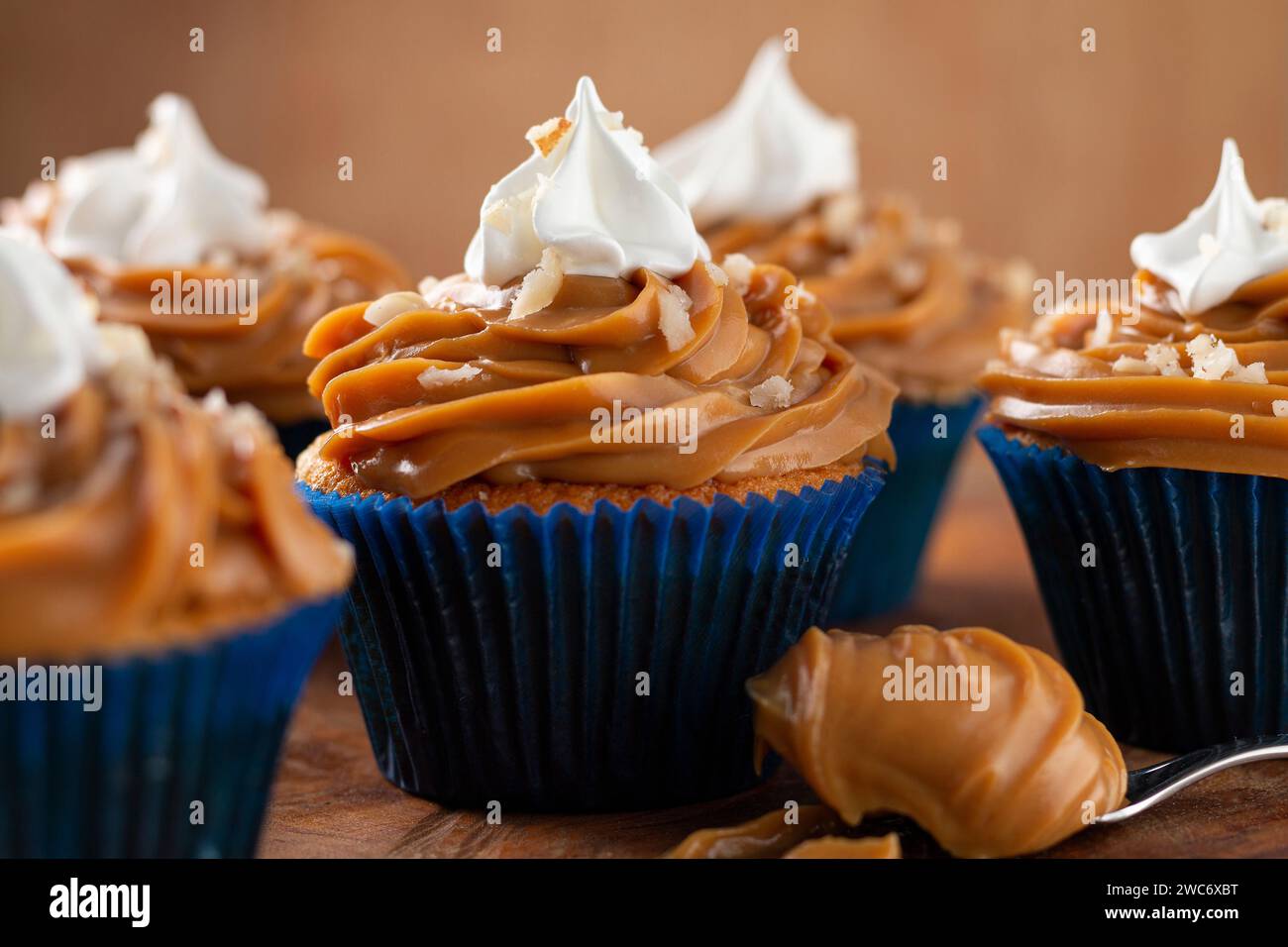Leckere Cupcakes mit Dulce de leche auf einem Holztisch Stockfoto