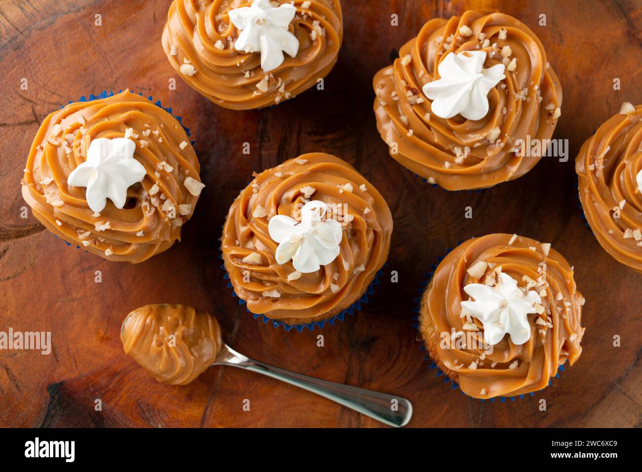 Leckere Cupcakes mit Dulce de leche auf einem Holztisch Stockfoto