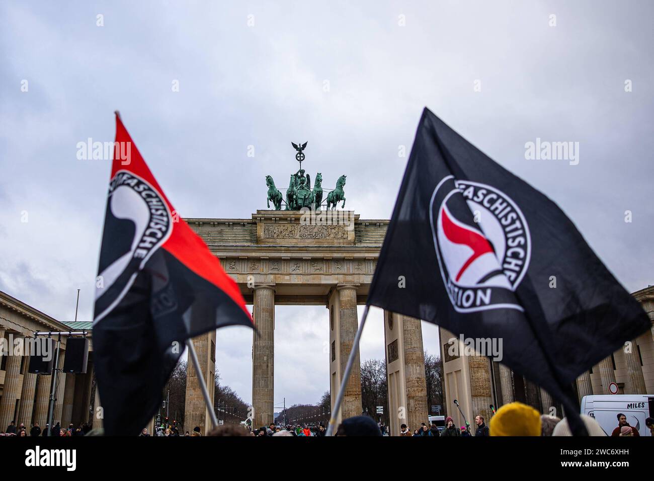 Fahnen der Antifaschistische Aktion Antifa bei einer Demonstration gegen Rechts auf dem Pariser Platz am Brandenburger Tor am 14. Januar 2024 in Berlin. Demonstration gegen Rechts in Berlin *** Fahnen der Antifaschistischen Aktion Antifa bei einer Demonstration gegen die Rechte am Pariser Platz am Brandenburger Tor am 14. Januar 2024 in Berlin Demonstration gegen die Rechte in Berlin Stockfoto