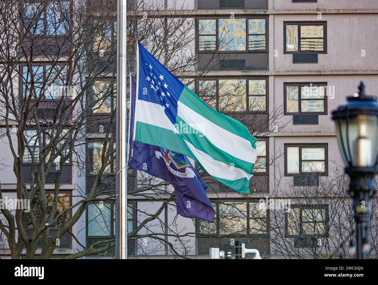 Am New York City Police Memorial in Battery Park City fliegen Flaggen der Vereinigten Staaten, des Bundesstaates New York und des New York City Police Department. Stockfoto