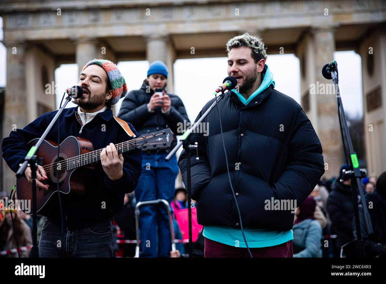 Milky Chance bei einer Demonstration gegen Recht auf dem Pariser Platz am Brandenburger Tor am 14. Januar 2024 in Berlin. Demonstration gegen Rechts in Berlin *** Milchchance bei einer Demonstration gegen die Rechte am Pariser Platz am Brandenburger Tor am 14. Januar 2024 in Berlin Demonstration gegen die Rechte in Berlin Stockfoto