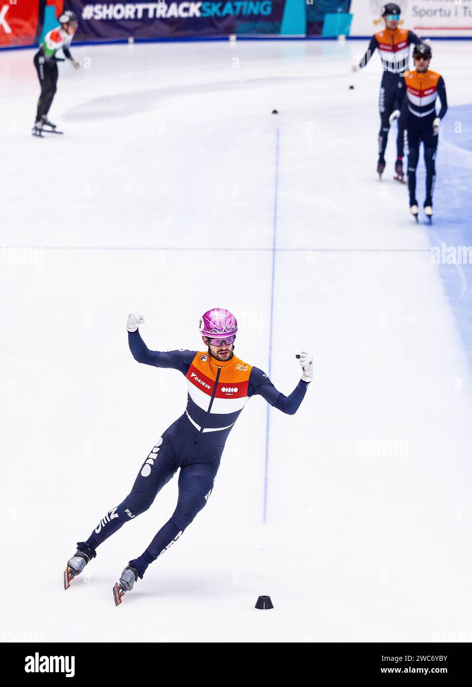 DANZIG – Itzhak de laat überquert die Ziellinie während des Finales der 5000-Meter-Staffel-Männer am vierten und letzten Tag der Kurzstrecken-Europameisterschaft. ANP IRIS VAN DEN BROEK Stockfoto