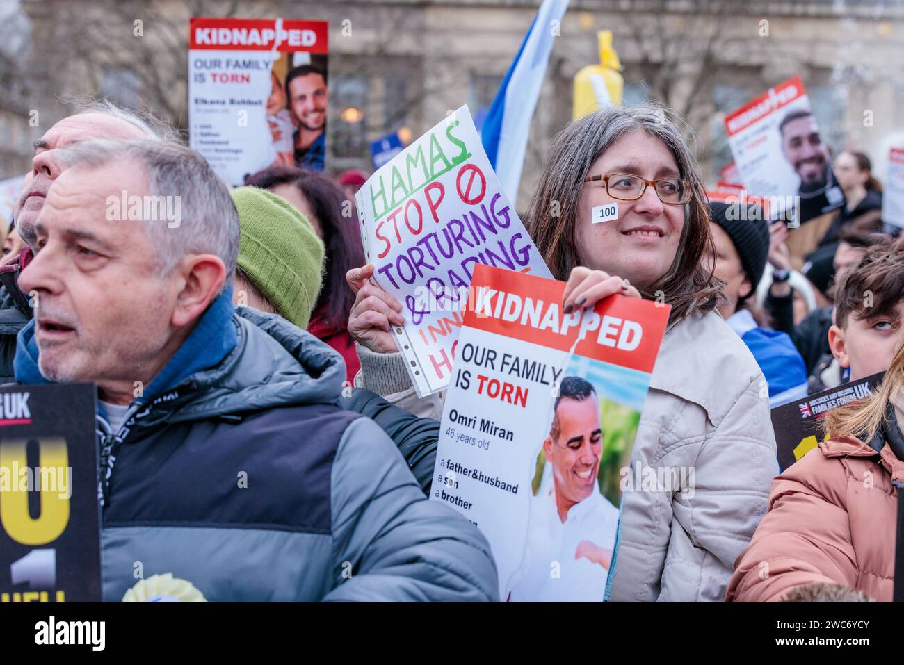 Trafalgar Square, London, Großbritannien. Januar 2024. Tausende von Menschen traten der israelischen Kundgebung in London bei, die 100 Tage nach der Gefangennahme der Geiseln nach dem Terroranschlag der Hamas auf Israel stattfand. Die Veranstaltung beinhaltete eine Reihe von Sprechern, darunter Familienmitglieder einiger der 136 Geiseln, die noch immer in Gefangenschaft gehalten wurden, sowie musikalische Darbietungen israelischer Künstler. 1.400 Israelis wurden brutal ermordet und 240 Geiseln genommen, als die Hamas am 7. Oktober 2023 in Israel einmarschierte. Foto: Amanda Rose/Alamy Live News Stockfoto