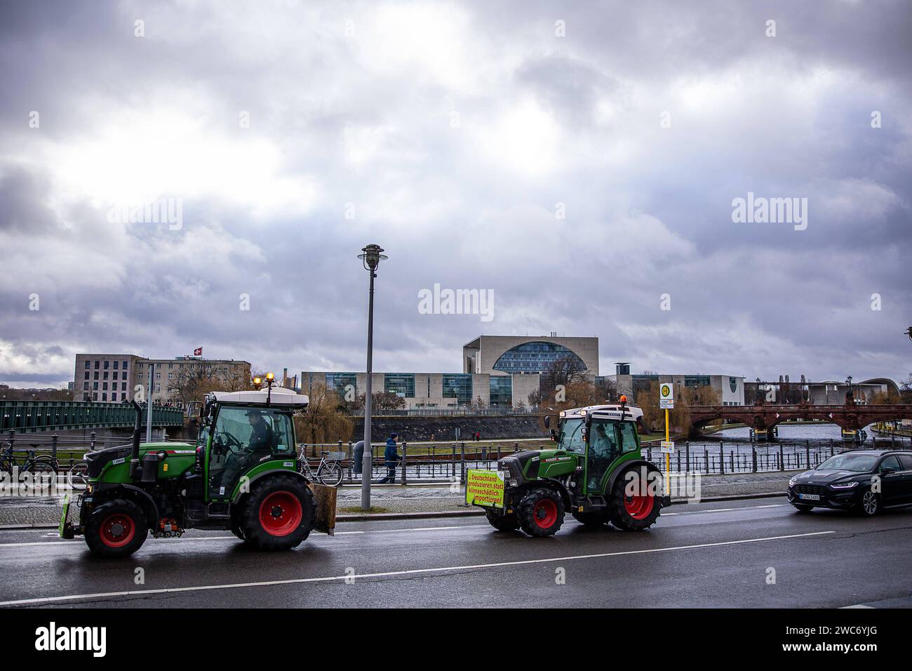 Traktoren während den Protestaktionen am 14. Januar 2024 in Berlin. Im Hintergrund ist das Bundeskanzleramt zu sehen. Bauernproteste in Berlin *** Traktoren während der Proteste am 14. Januar 2024 in Berlin ist das Bundeskanzleramt im Hintergrund Bauernproteste in Berlin zu sehen Stockfoto