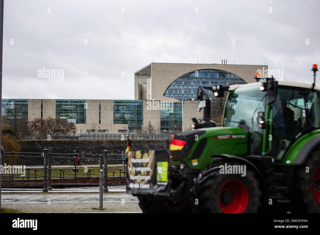 Traktoren während den Protestaktionen am 14. Januar 2024 in Berlin. Im Hintergrund ist das Bundeskanzleramt zu sehen. Bauernproteste in Berlin *** Traktoren während der Proteste am 14. Januar 2024 in Berlin ist das Bundeskanzleramt im Hintergrund Bauernproteste in Berlin zu sehen Stockfoto