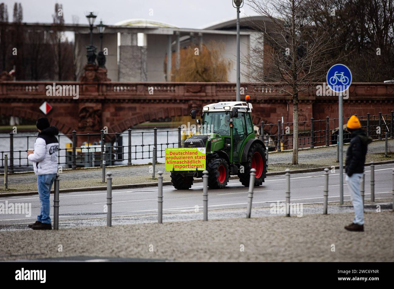 Traktoren während den Protestaktionen am 14. Januar 2024 in Berlin. Im Hintergrund ist das Bundeskanzleramt zu sehen. Bauernproteste in Berlin *** Traktoren während der Proteste am 14. Januar 2024 in Berlin ist das Bundeskanzleramt im Hintergrund Bauernproteste in Berlin zu sehen Stockfoto