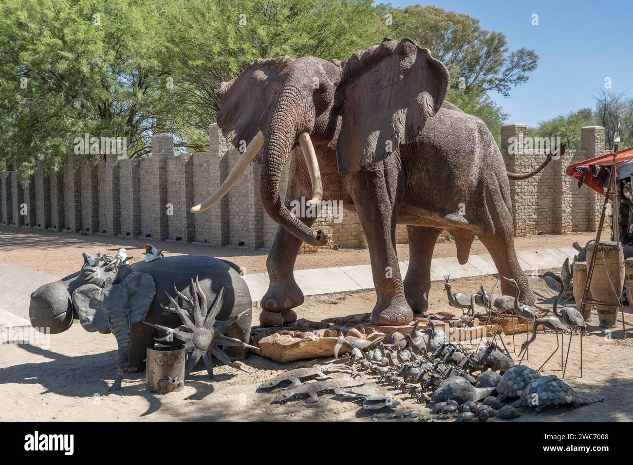 Großer elefant aus Holz auf dem Kunsthandwerksmarkt, aufgenommen im hellen Licht des späten Frühlings in Okahandja, Namibia, Afrika Stockfoto