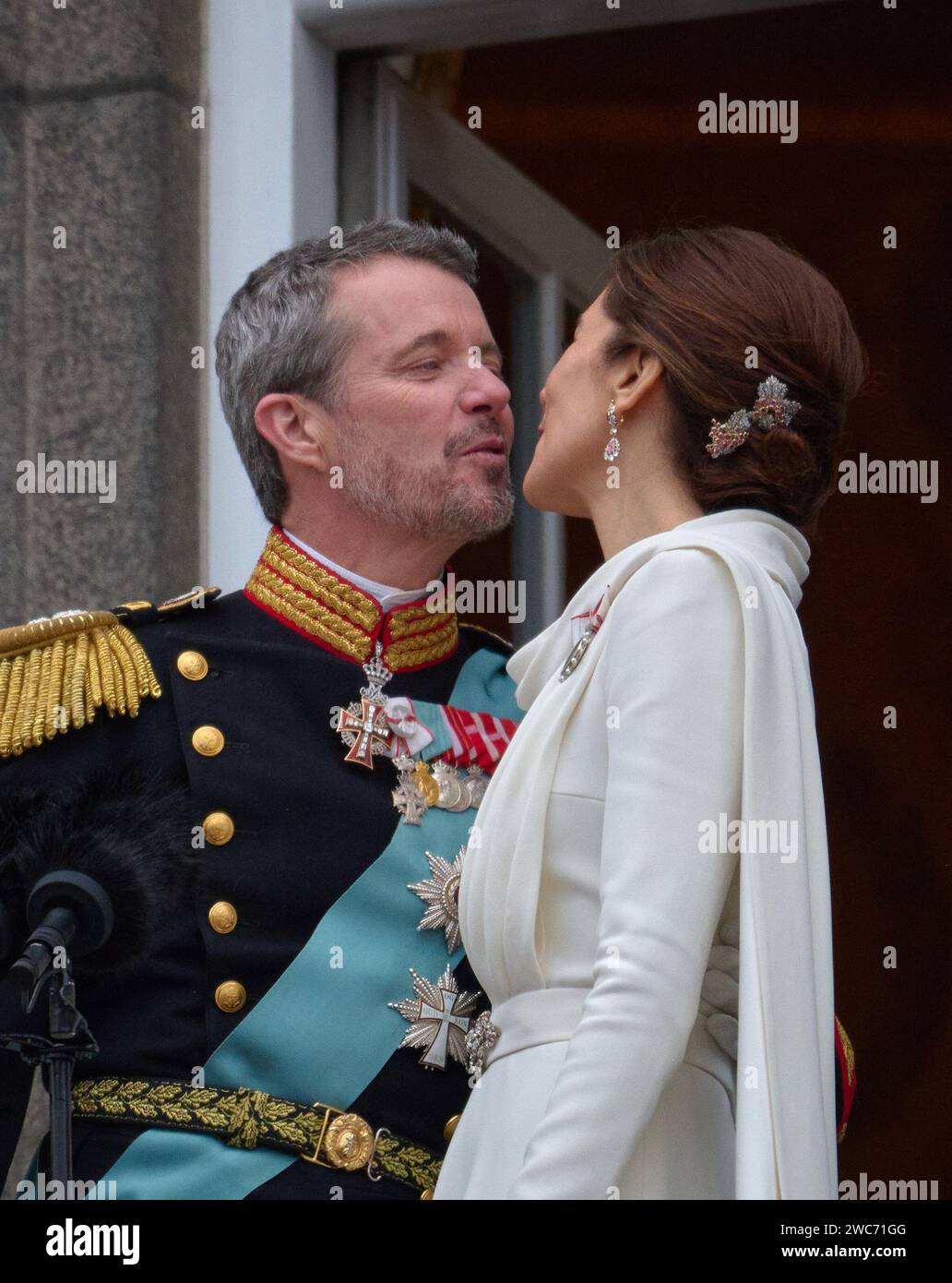 14.01.2014 KOPENHAGEN DENMARKKronprinz Frederik übernimmt sein Amt als König von Dänemark und der Titel Frederik X. Bild: Seine Majestät König Frederik X. tritt zusammen mit Königin Maria auf den Balkon des Palastes Christiansborg 2024. FOTO: Stefan Lindblom/TT Code 20116 Stockfoto