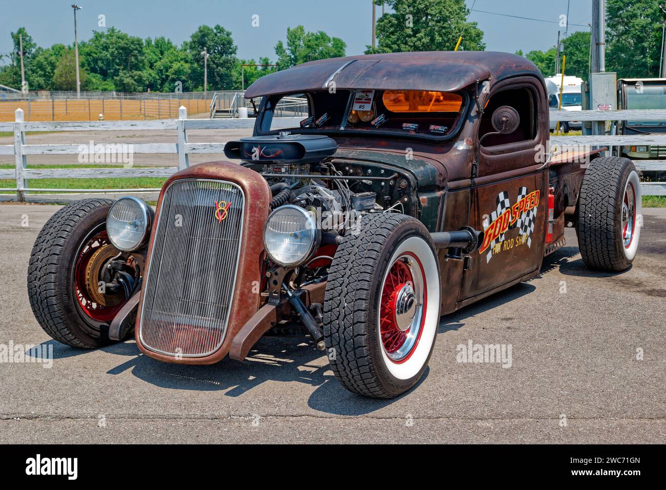 Ein Hot Rod oder eine Rattenrute in einem Frühlingswagen zeigen Nahaufnahme von vorne zu Seite an einem sonnigen Tag im späten Frühling Stockfoto