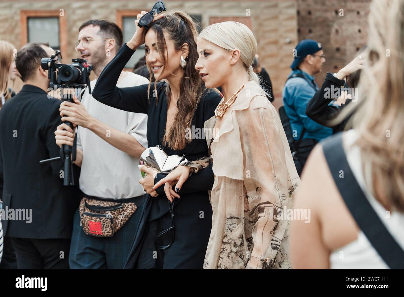 Tamara Kalinic und Caroline Daur vor der Alberta Ferretti Show während der Mailand Fashion Week Damenbekleidung Frühjahr/Sommer 2024. Stockfoto