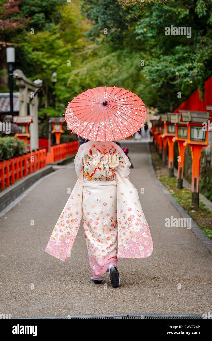 Japanische weibliche Kimono Porträt Rückansicht Fotografie. Kyoto, Japan. Traditioneller Sonnenschirm aus Ölpapier. Stockfoto