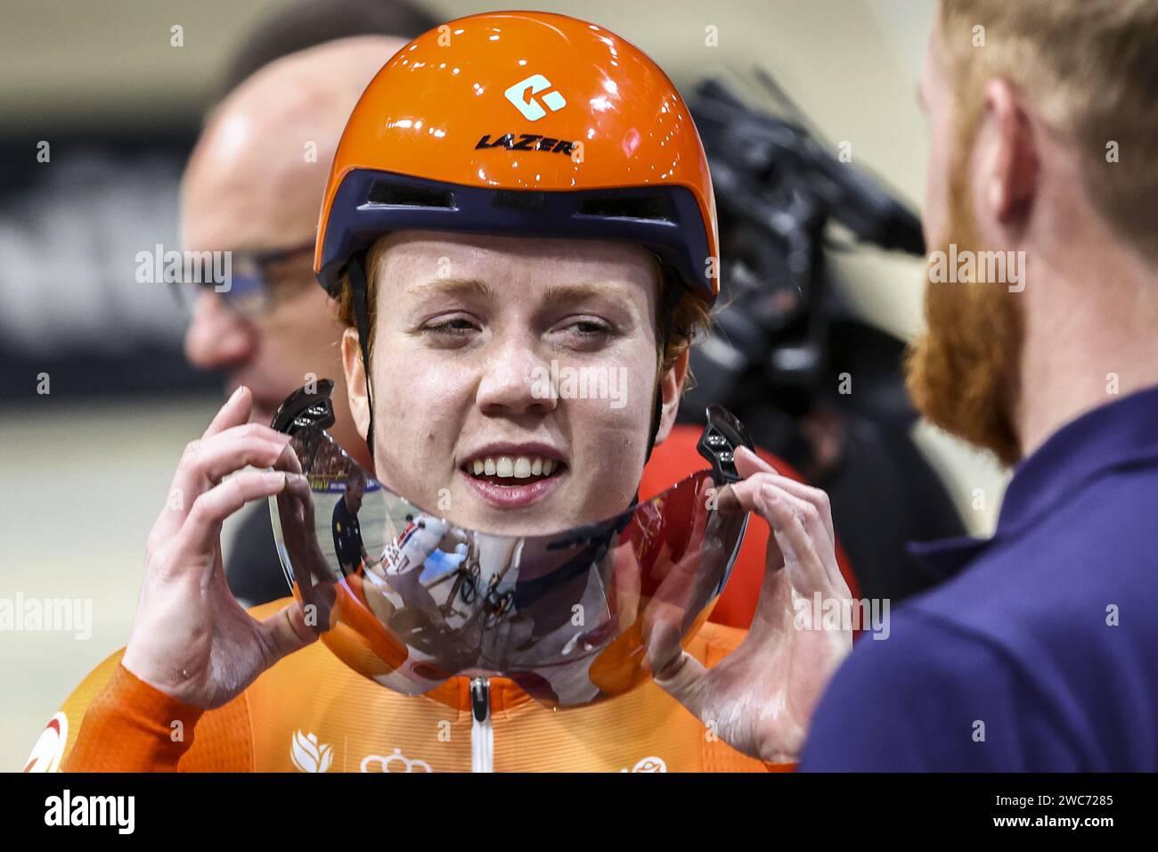 APELDOORN - Hetty van der Wouw antwortet nach dem Keirin-Finale der Frauen am letzten Tag der Leichtradsportmeisterschaft im Apeldoorn Omnisportcentrum. ANP VINCENT JANNINK Stockfoto