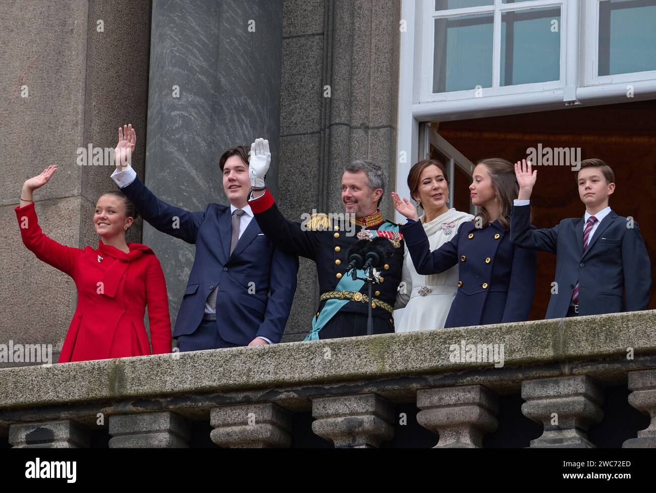 14.01.2014 KOPENHAGEN DENMARKKronprinz Frederik übernimmt sein Amt als König von Dänemark und der Titel Frederik X. Bild: Seine Majestät König Frederik X. tritt zusammen mit Königin Maria und Kindern von links auf den Balkon des Christiansborg Palastes: Isabella, Christian, König Frederik, Königin Margrethe, Josephine und Vincent 2024. FOTO: Stefan Lindblom/TT Code 20116 Stockfoto