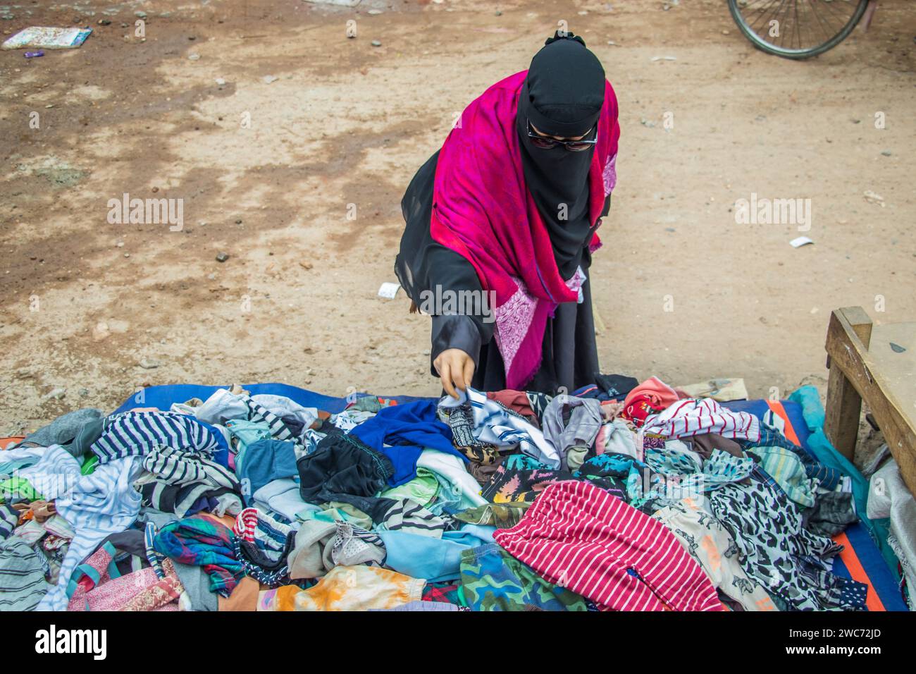 Der Winter Street Market in Dhaka ist ein lebhafter und geschäftiger saisonaler Marktplatz. Dieses Bild wurde am 13. Januar 2024 aus Dhaka, Bangladesch, aufgenommen. Thi Stockfoto
