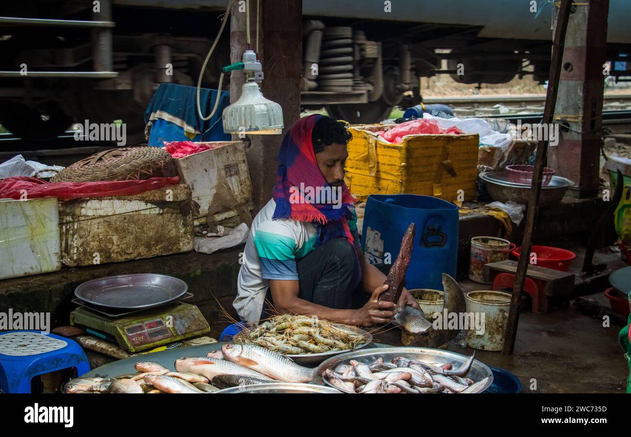 Der Winter Street Market in Dhaka ist ein lebhafter und geschäftiger saisonaler Marktplatz. Dieses Bild wurde am 13. Januar 2024 aus Dhaka, Bangladesch, aufgenommen. Thi Stockfoto