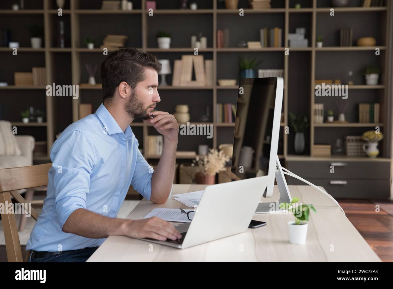 Mann lernt künstliche Intelligenz, arbeitet am Computer im Homeoffice Stockfoto
