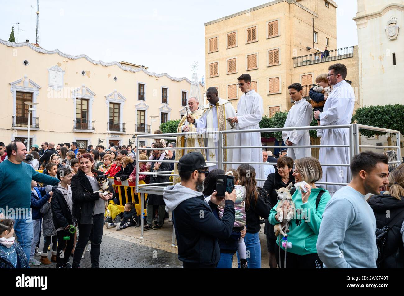 Feier des St.. Tag des Antonius mit dem Segen der Tiere durch die Priester auf der Straße vor der Kirche in Alginet, Valencia, Spanien Stockfoto