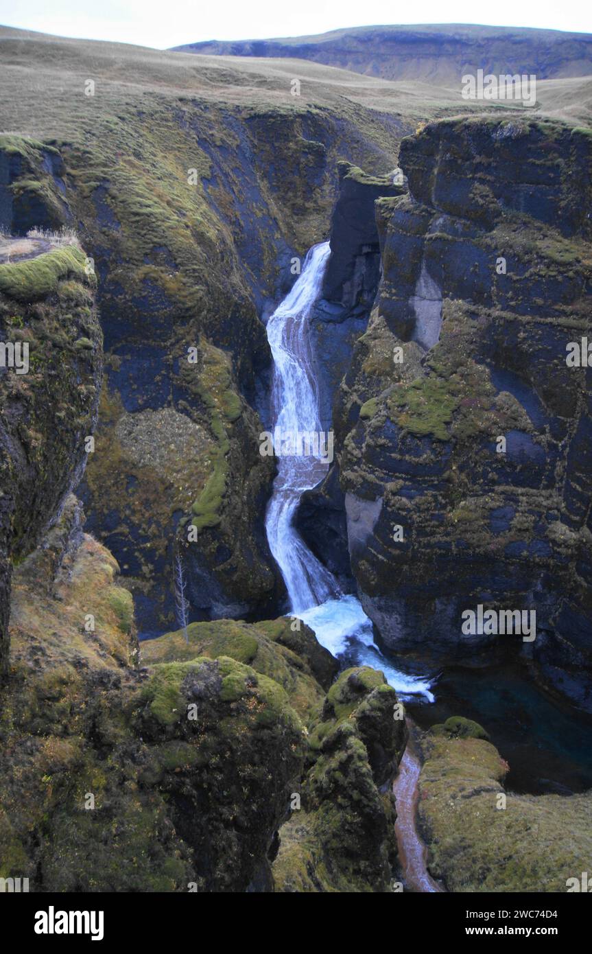 Der Fluss Fjadra fließt durch den Fjadrargljufur Canyon, mit Blick auf den Atlantischen Ozean in der Nähe von Kirkjubæjarklaustur, Südosten Islands. Stockfoto