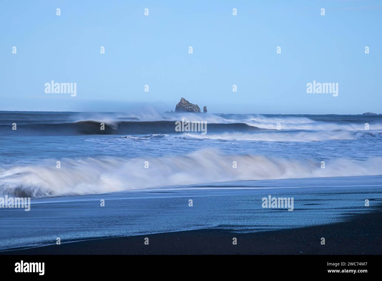 WA23955-00...WASHINGTON - der Wind weht von den eingehenden Wellen am Rialto Beach im Olympic National Park. Stockfoto