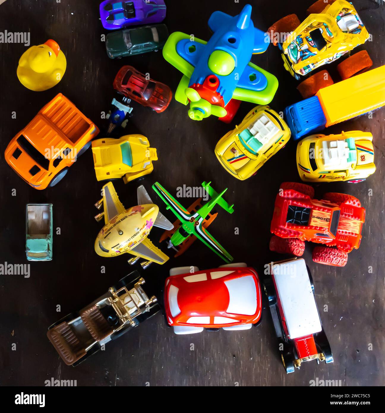 Autos Flugzeuge Spielzeuge - Kinderspielzeug auf einem Tisch mit Blick von oben auf Autospielzeug Transport Stockfoto