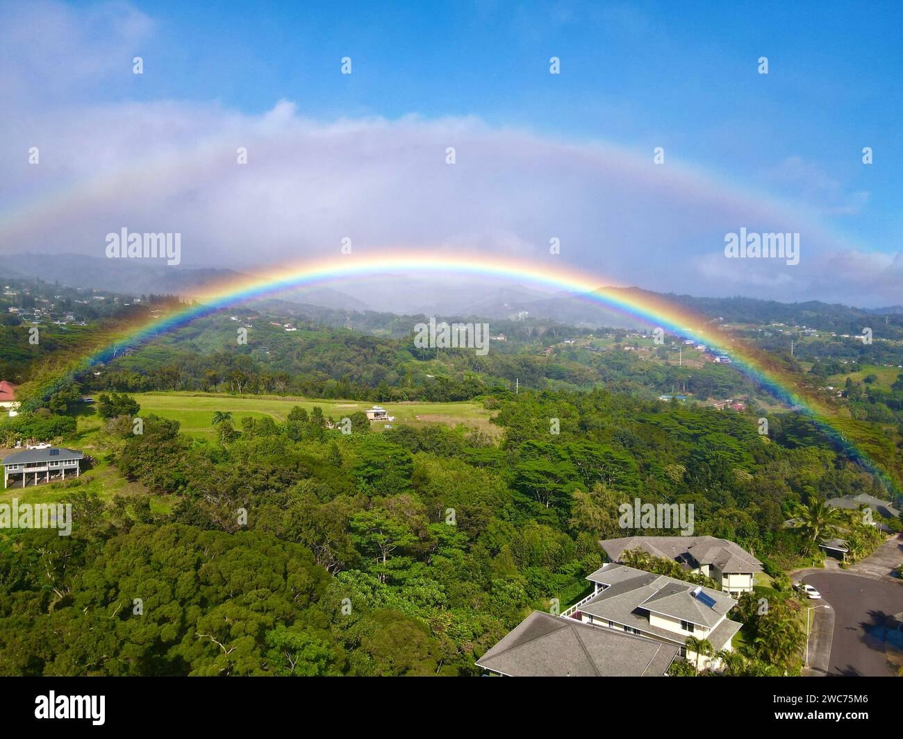 Luftbild von Kauai mit doppeltem Regenbogen Stockfoto
