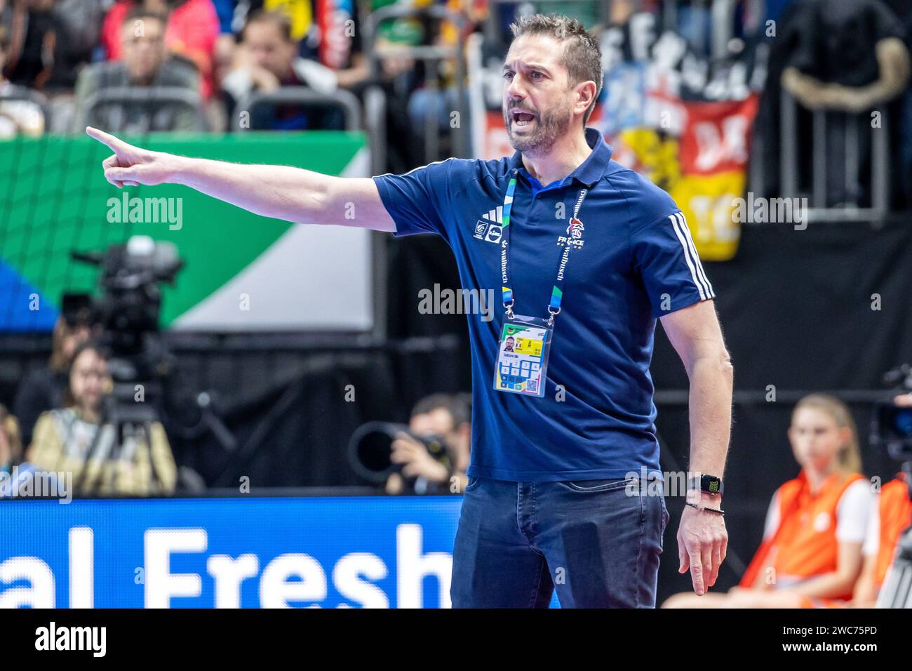 Berlin, Deutschland. Januar 2024. Handball, Europameisterschaft, Vorrunde, Gruppe A, Spieltag 2, Schweiz – Frankreich, Mercedes-Benz Arena: Frankreichs Nationaltrainer Guillaume Gille zeigt in eine Richtung. Darlegung: Andreas Gora/dpa/Alamy Live News Stockfoto