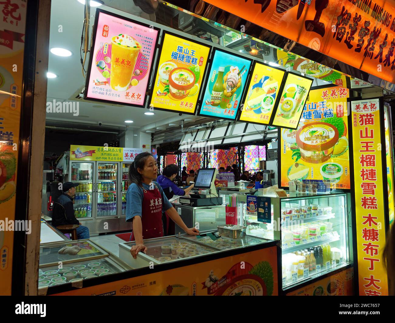 Blick auf einen chinesischen Fast-Food-Straßenkiosk in Macau bei Nacht Stockfoto
