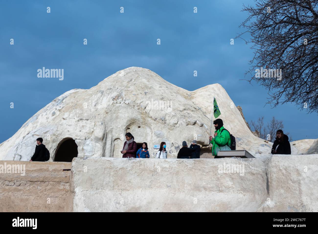 Touristen im Goreme Freilichtmuseum, Kappadokien Tal, Kappadokien Tourismus, Gruppe von Menschen besuchen Goreme Kappadokien Stockfoto