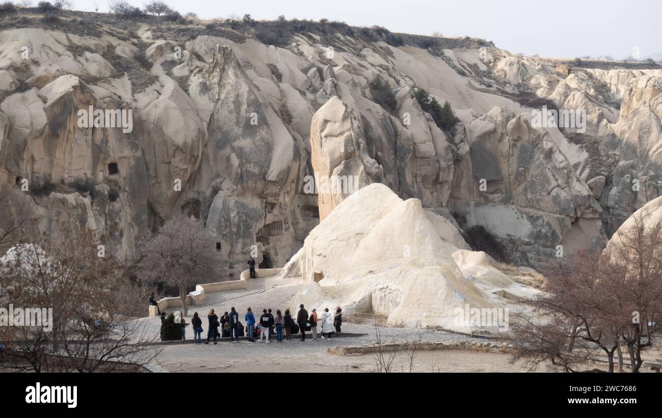 Touristen im Goreme Freilichtmuseum, Kappadokien Tal, Kappadokien Tourismus, Gruppe von Menschen besuchen Goreme Kappadokien Stockfoto